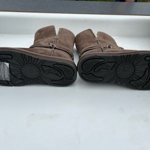 New W Palisade UGG boot size 6